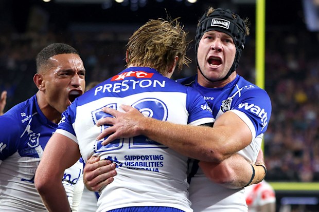 Matt Burton ve Jacob Preston, Bulldogs'un Las Vegas'taki galibiyetinde kucaklaşıyor.