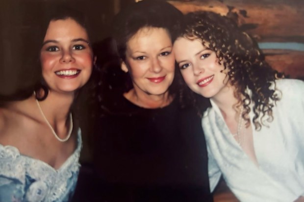 Antonia Kidman and Nicole Kidman with their mother, Janelle Kidman