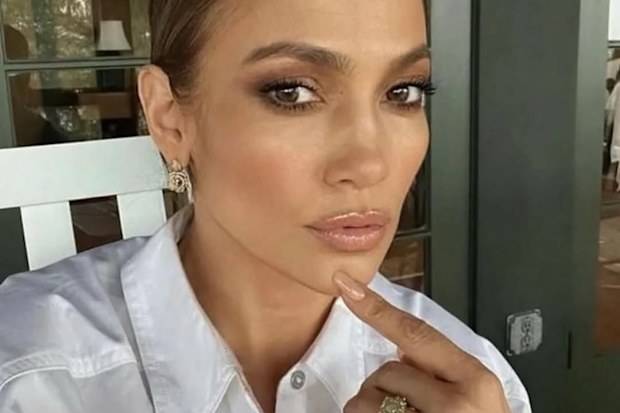 Jennifer Lopez with her engagement ring from Ben Affleck