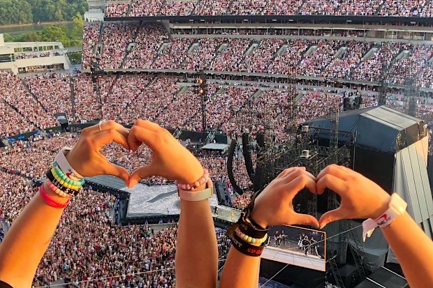 Tori Ernst goes into labour at Taylor Swift Concert. 