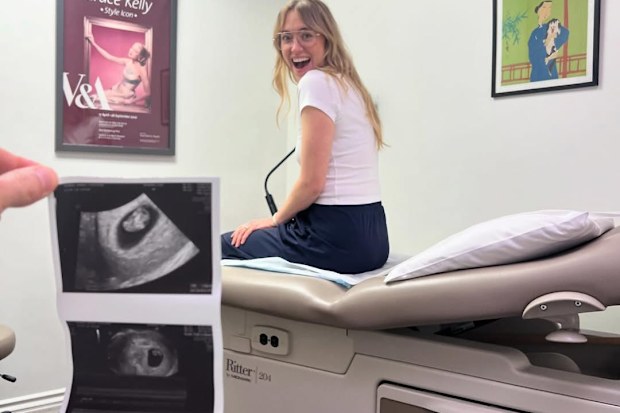 There's a new baby coming to Wistera Lane, as Two Desperate Housewives stars have announced that they are expecting a child together. Andrea Bowen, who plays Julie Mayers, and Josh Zuckerman, who plays Eddie Orlofsky, made the announcement in an Instagram post this afternoon. 