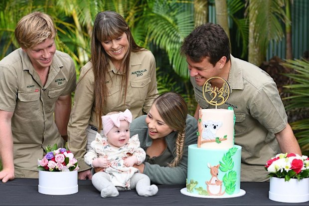Bindi Irwin, Terri Irwin, Chandler Powell, Robert Irwin, Grace Powell