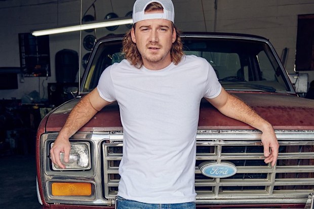 Morgan Wallen issues video apology.