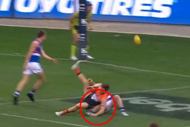 Toby Greene (GWS Giants) lands on the knee of Taylor Duryea (Western Bulldogs) 