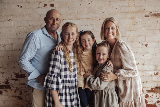 Naomi Richards with her husband and three daughters after going through treatment for breast cancer.