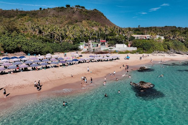 top things to do in Taiwan - swimming at Kenting Baishawan 