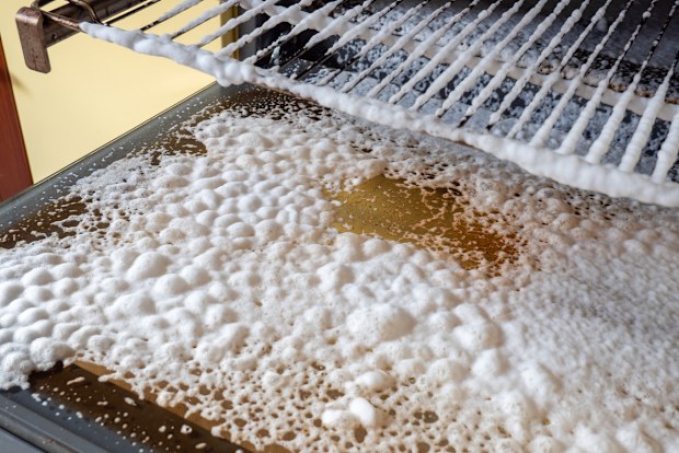 Foam from the cleaning agent for the oven cleaning