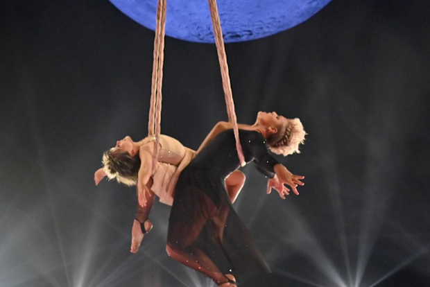 Pink and daughter Willow performing at the Billboard Music award in 2021. 