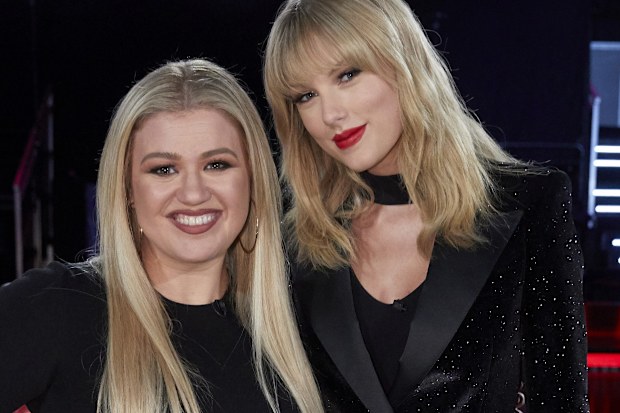 Kelly Clarkson and Taylor Swift on the set of The Voice in 2019