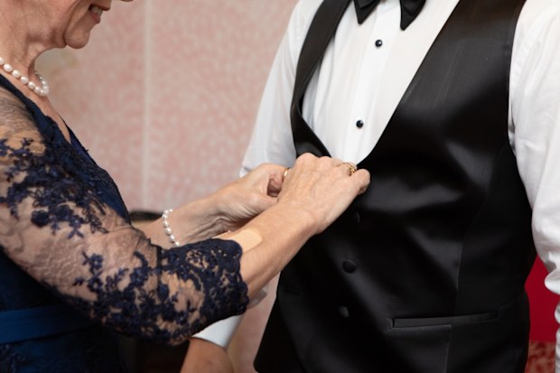 wedding guest list mother not invited estranged