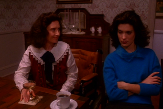 Mary Jo Deschanel with Lara Flynn Boyle on the set of Twin Peaks
