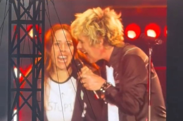 Fan takes Green Day microphone