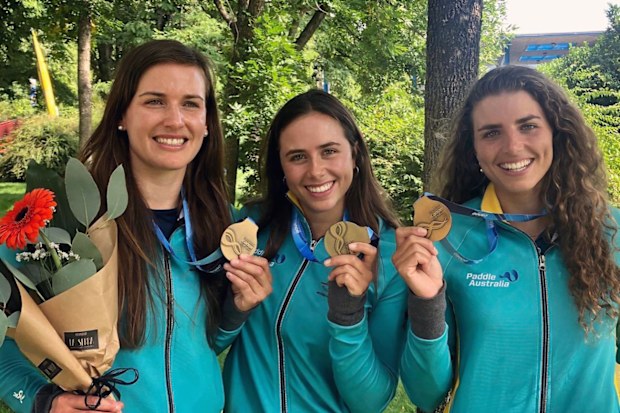 Noémie Fox with her sister Jess Fox after bagging a gold medal in 2019.