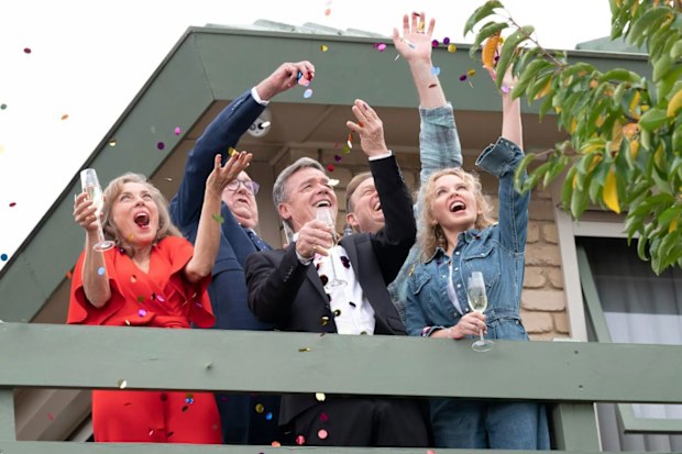 Fans have praised the final episode of Neighbours, labelling it "pretty perfect
