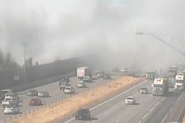 Bushfire shuts down major highway, threatens homes in Perth | Nine.com.au