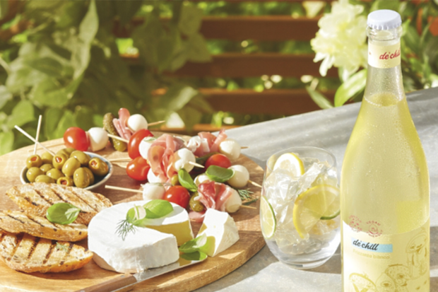 De'Chill Frizzante Bianco NV sparkling wine and cheese platter lifestyle photo