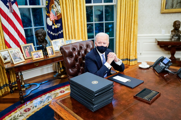 Joe Biden at Oval Office desk wearing mask