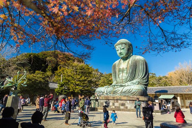 Crowds visiting the Buddha at Kotoku-in Temple, Kamakura