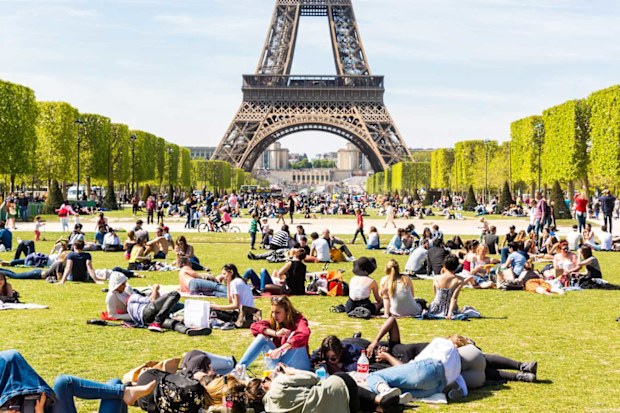 Eiffel Tower crowds of tourists