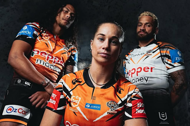 Tigers oyuncuları Jarome Luai, Kezzie Apps ve Apisai Koroisau 2026 formalarını tanıtıyor.