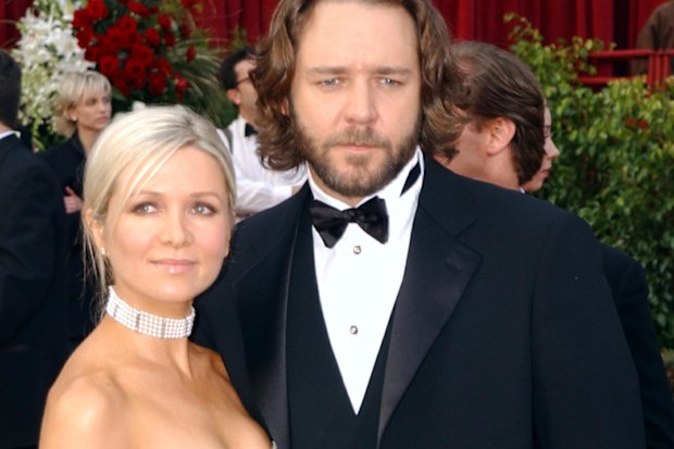 Russell Crowe and Danielle Spencer during The 74th Annual Academy Awards in 2002.