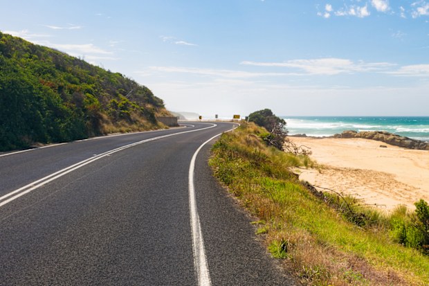 S+ A sandy beach next to a section of the Great Ocean Road, near the town of Apollo Bay in Victoria State, Australia.