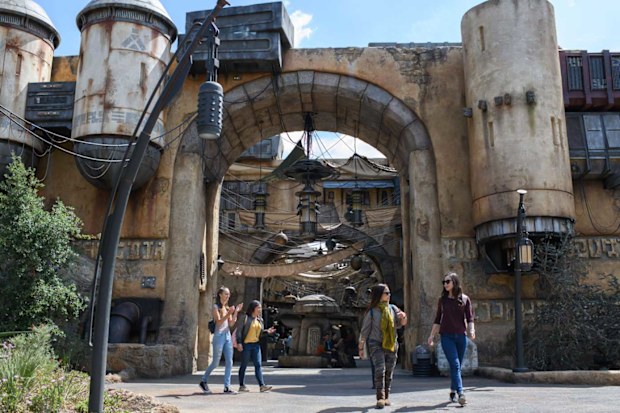 Disneyland Star Wars: Galaxy Edge - tourists experiencing Marketplace