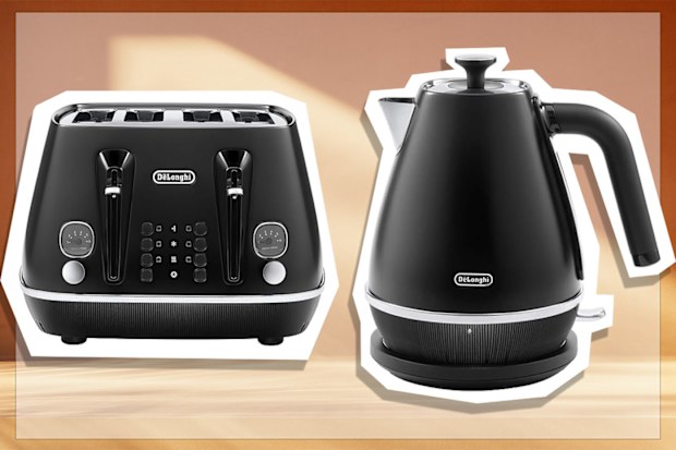 9PR: De'Longhi Distinta Moments Breakfast Collection Set with 4 Slice Toaster and Electric Kettle, Black