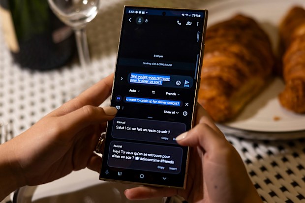 9PR: A person using the Chat Assist feature through Galaxy AI on the Samsung Galaxy S24