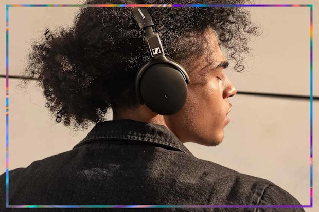 9PR: Sennheiser headphones