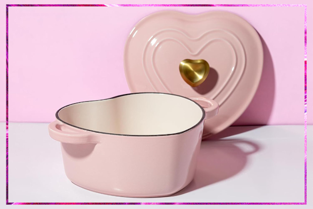 9PR: Paris Hilton Enameled Cast Iron Dutch Oven Heart-Shaped Pot with Lid, 1.89L