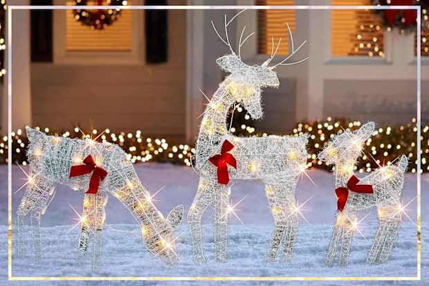 9PR: Light-Up Reindeer Family Decoration