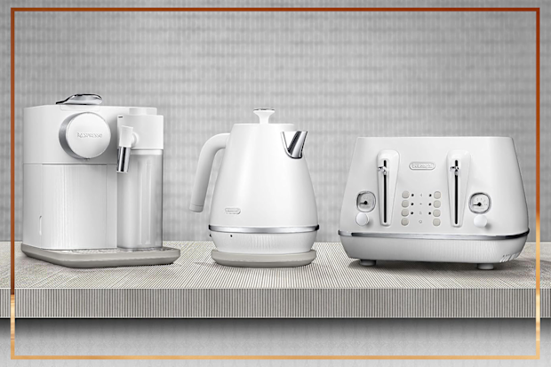 9PR: De'Longhi Distinta Moments & Lattissima Breakfast Collection Set with Nespresso Lattissima Coffee Machine, 4-Slice Toaster and Electric Kettle, White