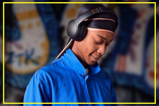 9PR: Panasonic headphones