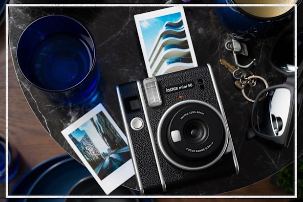 9PR: Instax Fujifilm mini 40 Instant Camera