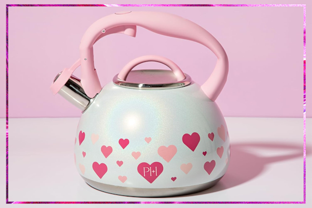 9PR: Paris Hilton Whistling Stovetop Kettle, 2.36L, Iridescent Hearts