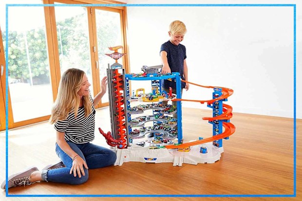 9PR: Hot Wheels Roll Out Raceway Track Set, Storage Bucket Unrolls into 5-Lane Racetrack for Multi-Car Play