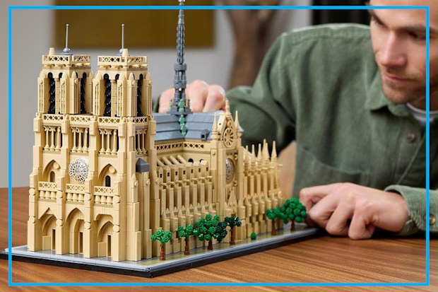 9PR: LEGO Architecture Notre-Dame de Paris Set
