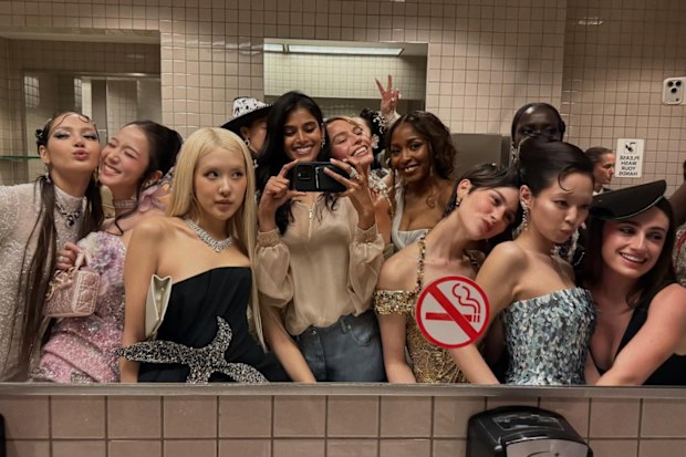Met Gala selfie 2026 bhavitha mandava blackpink margot robbie gracie abrams rachel sennott Ayo Edebiri Audrey Nuna EJAE