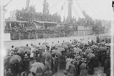 Crowds farewelling troops bound for Gallipoli, 1915