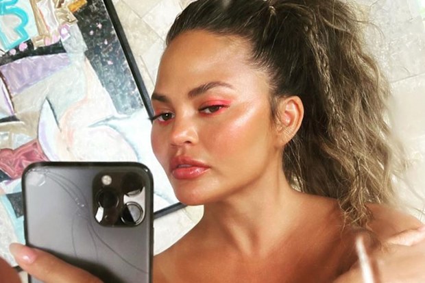 Chrissy Teigen, Instagram, selfie