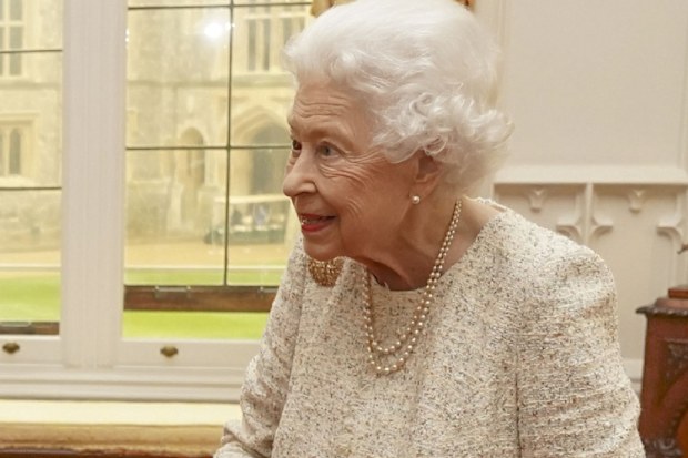 WINDSOR, ENGLAND - MARCH 16: Queen Elizabeth II presents the Queen's Gold Medal for Poetry to Grace Nichols during a private audience at Windsor Castle on March 16, 2022 in Windsor, England. (Photo by Steve Parsons - WPA Pool/Getty Images)