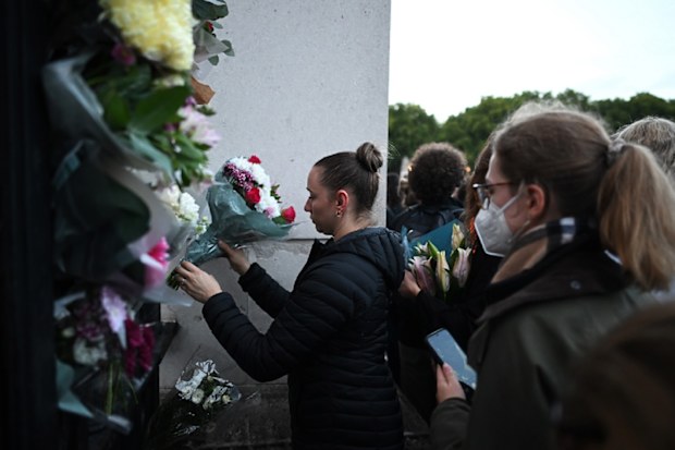 queen elizabeth II death mourners buckingham palace