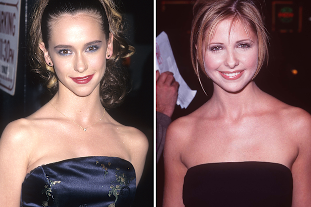 Jennifer Love Hewitt and Sarah Michelle Gellar at the I Know What You Did Last Summer Hollywood Premiere on October 8, 1997 at the GCC Galaxy Theatre in Hollywood, California. 