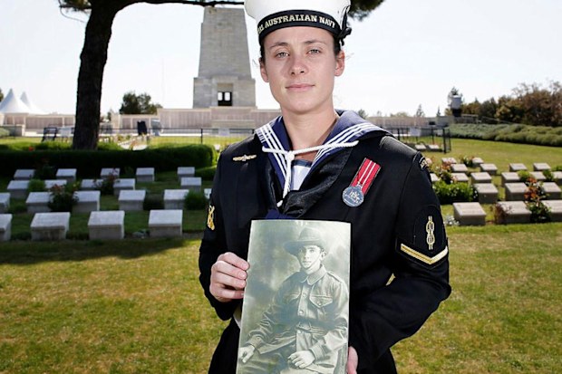 Woman raises flag at Gallipoli service 104 years after great grandfather set foot on Anzac cove