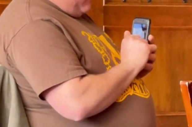 Man filming women at brunch TikTok