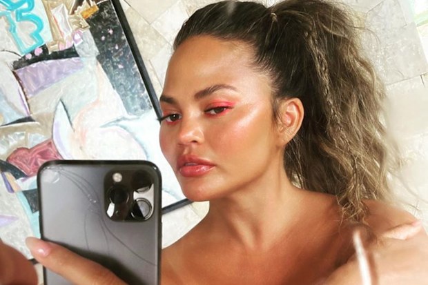 Chrissy Teigen, Instagram, selfie