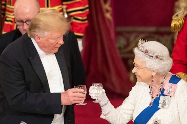 US President Donald Trump, left and Queen Elizabeth II toast, during the State Banquet at Buckingham Palace, in London, Monday, June 3, 2019. 