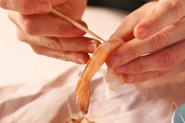 This is how you devein a prawn