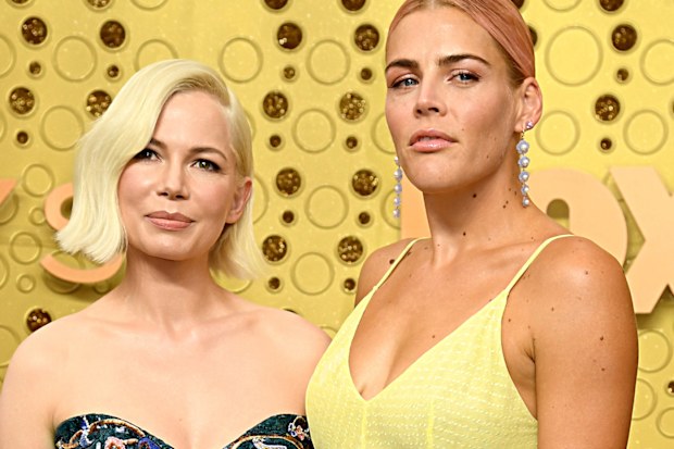 LOS ANGELES, CALIFORNIA - SEPTEMBER 22: (L-R) Michelle Williams and Busy Philipps attend the 71st Emmy Awards at Microsoft Theater on September 22, 2019 in Los Angeles, California. (Photo by Jeff Kravitz/FilmMagic)